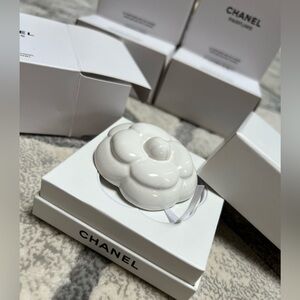 authentic💯Chanel ceramic camellia diffuser/paperweight🆕